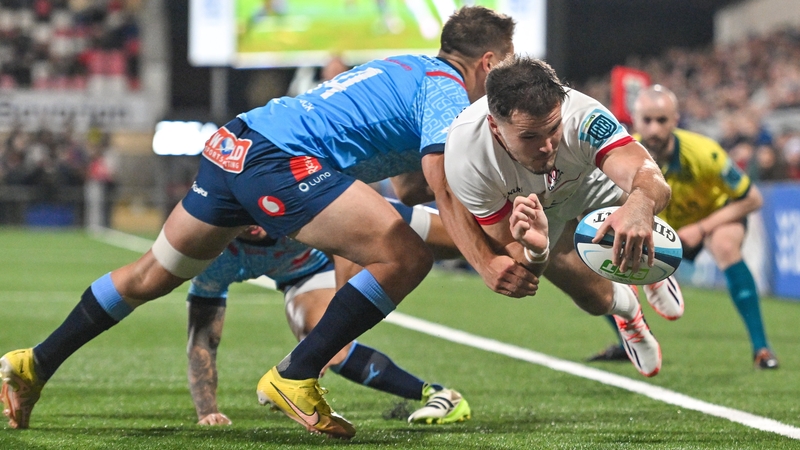 Jacob Stockdale dives in at the corner for an Ulster try