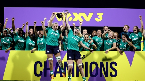 Sam Monaghan (r) and Edel McMahon lift the trophy
