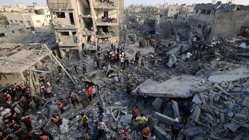 Tá buamáil déanta ag fórsaí Iosrael ar champa teifeach al-Maghazi i lár Ghaza. 45 duine ar a laghad a maraíodh san eachtra