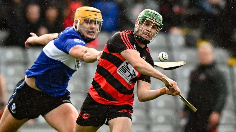 Conor Sheahan of Ballygunner (R) evades Sarsfields' Luke Elliott
