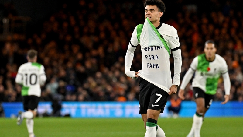 Luis Diaz reveals a T-shirt reading 'Freedom for Dad' in Spanish