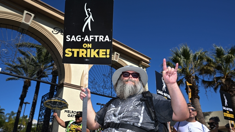 Jack Black joined SAG-AFTRA members and supporters on the picket line outside Paramount Studios in Los Angeles on 8 November