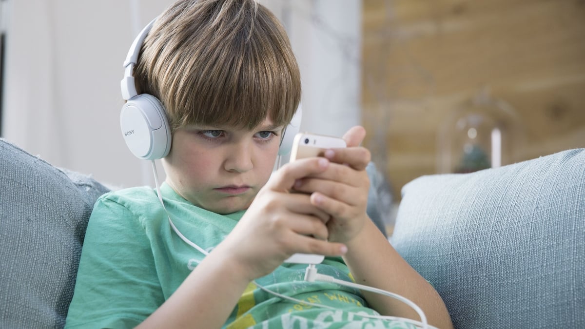 Richard Hogan - Teenagers and Phones
