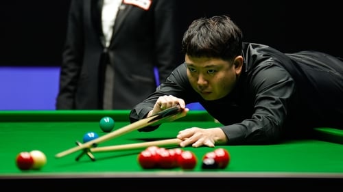 Zhang Anda pots a red with the rest at the Tianjin People's Stadium