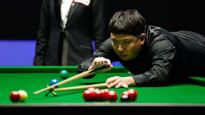 Zhang Anda pots a red with the rest at the Tianjin People's Stadium