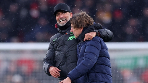 Jurgen Klopp (L) and Brentford manager Thomas Frank