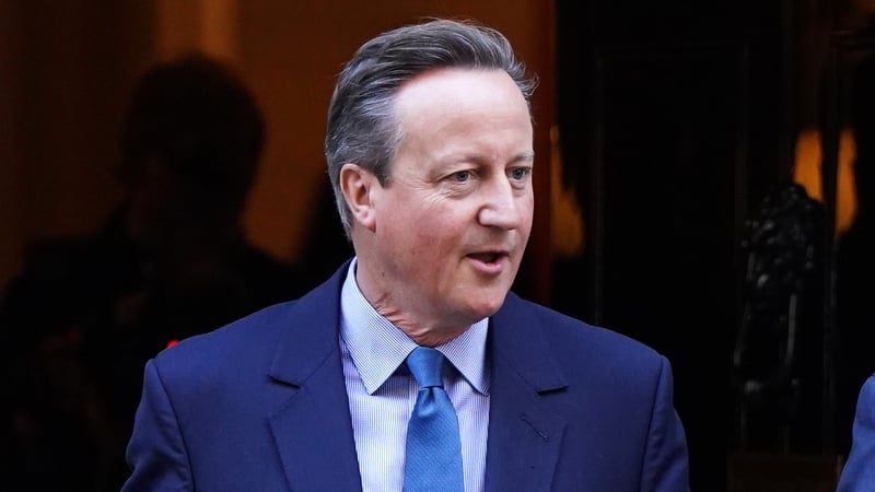 David Cameron ar ais ag bord an rialtais