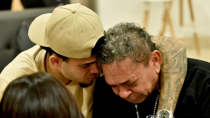 Luis Diaz (L) and his father Luis Manuel Diaz (Pic: @FCFSeleccionCol)