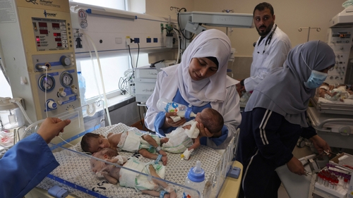 Cóir leighis á cur in Ospidéal na nÉimíríochtaí i Rafah ar leanaí nuabheirthe a aistríodh as ospidéal Al-Shifa