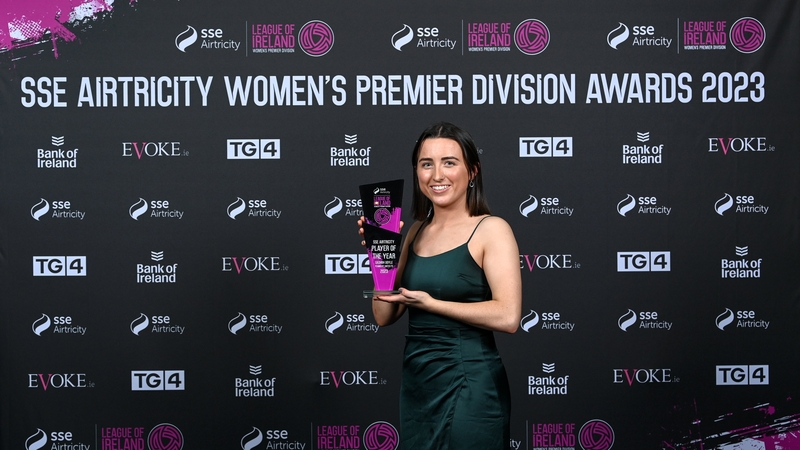Sadhbh Doyle poses with the SSE Airtricity Player of the Year award