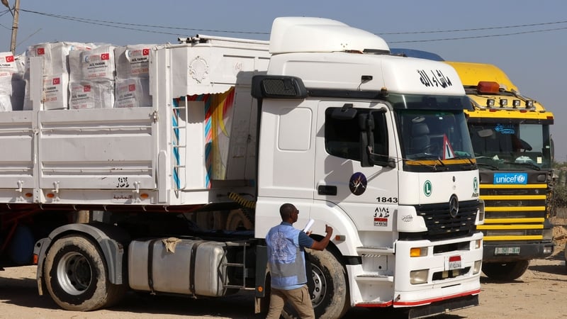 Trucks carrying humanitarian aid enter the Gaza Strip via the Rafah crossing with Egypt, hours after the start of a four-day truce in battles between Israel and Palestinian Hamas militants, on November 24, 2023. Photo: Getty Images