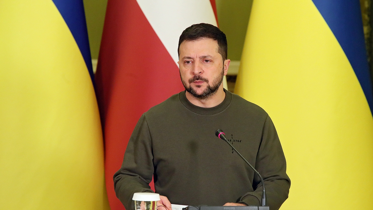 Tús Áite: Ardcheannasaí na tíre briste as a bpost ag Zelensky