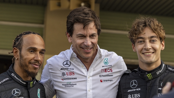 Toto Wolff (C) to remain in charge of Mercedes team and its drivers Lewis Hamilton and George Russell