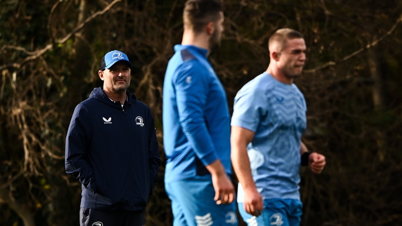 Jacques Nienaber looks on as James Culhane and Scott Penny (r) train