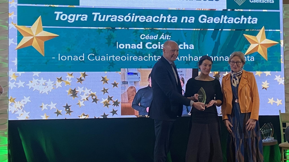 Beulah Croker, Mairéad Nic An Iomaire, Máire Uí Chomhaill agus Micheál Mac Giolla Easbuig. 