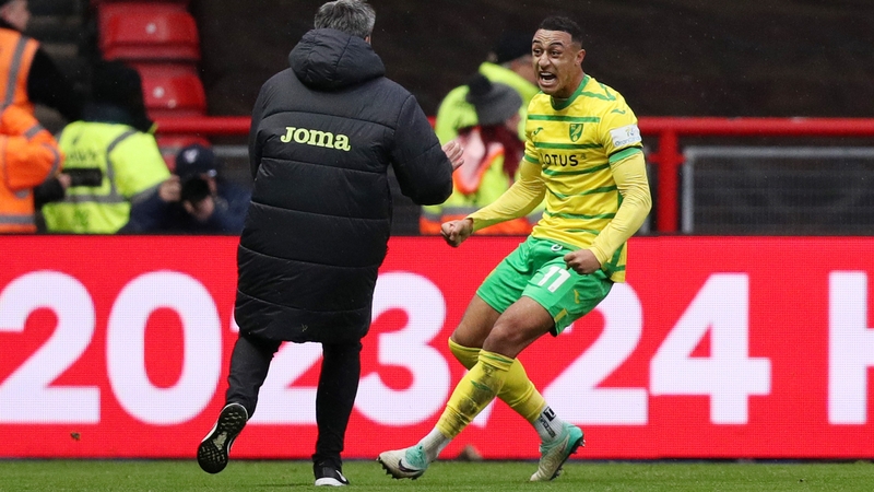 Idah celebrates his winner with manager David Wagner