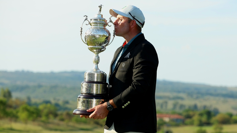 Dean Burmester kisses the trophy