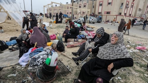 Daoine gan dídean ar thaobh an bhóthair in Khan Younis, Gaza, 5 Nollaig 2023