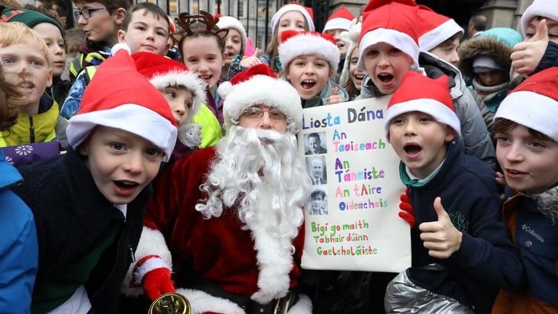Daltaí Gaelscoileanna in éineacht le Daidí na Nollag taobh amuigh de Dháil Éireann inniu