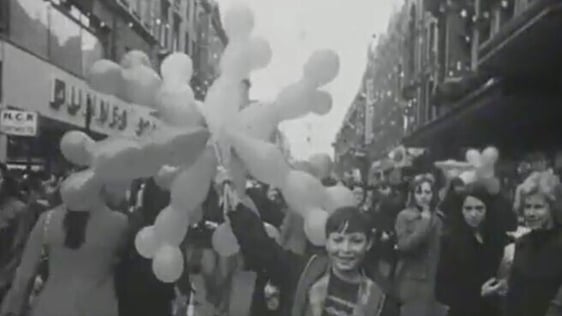 Street trader Henry Street December 1975