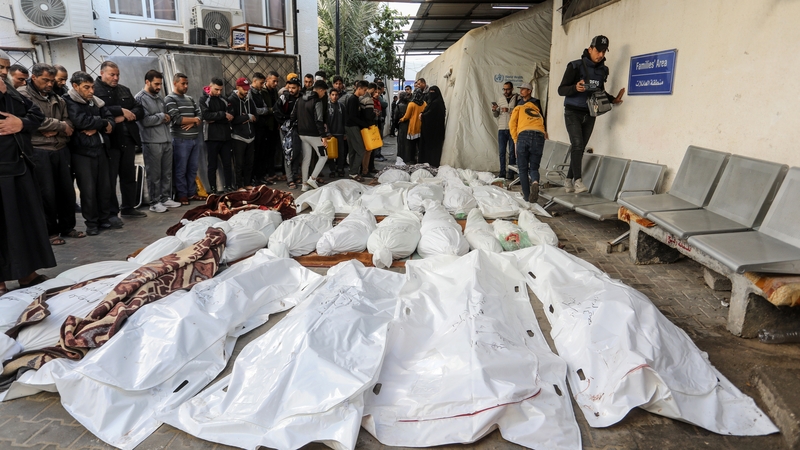 Coirp na marbh ag Ospidéal An-Najjar, Rafah, Gaza, 7 Nollaig 2023