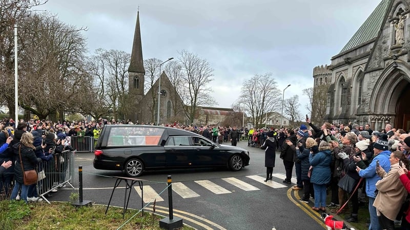 Sochraid Shane MacGowan ar an Aonaigh, Co Thiobraid Árann