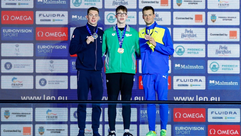 Daniel Wiffen (C) on the podium with silver medallist David Aubry (L) and bronze medallist Mykhailo Romanchuk