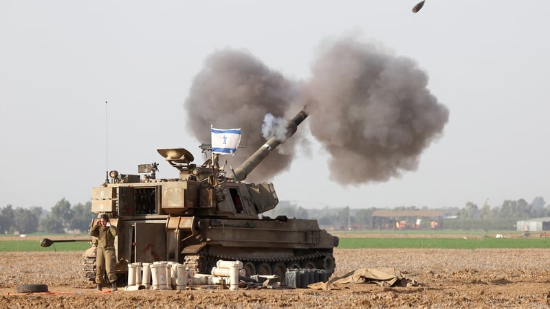 Tanc de chuid Fhórsaí Cosanta Iosrael ag scaoileadh le deisceart Ghaza