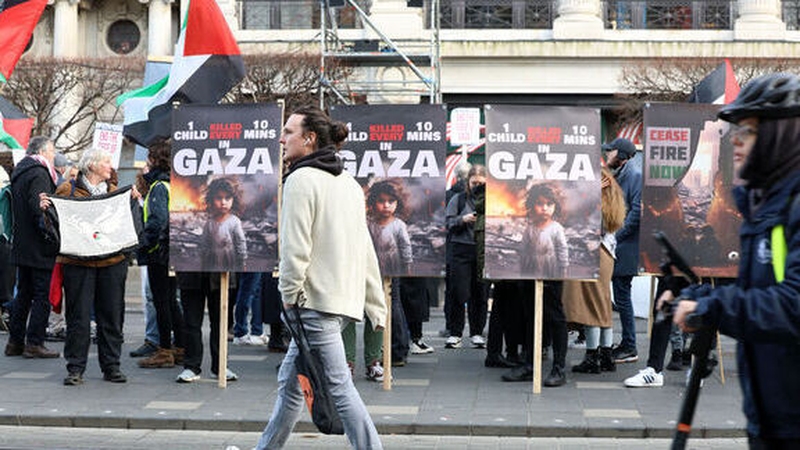 Chuaigh an agóid ó Shráid Uí Chonaill chomh fada le hAmbasáid Mheiriceá.