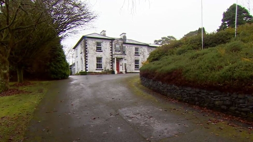 Tá na Gardaí ag fiosrú mar a thosaigh an tine a scrios óstán an Ross Lake House i Ros Cathail oíche Shathairn