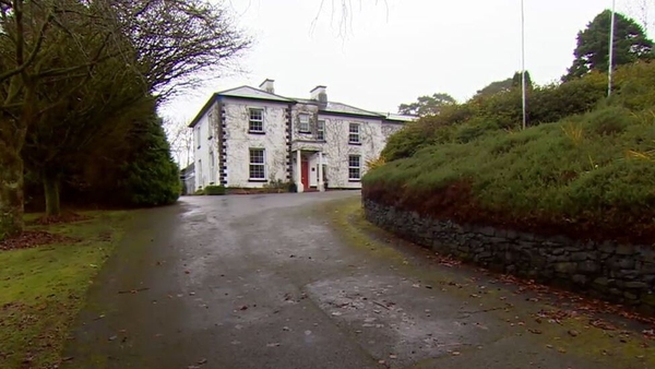 Tá na Gardaí ag fiosrú mar a thosaigh an tine a scrios óstán an Ross Lake House i Ros Cathail oíche Shathairn