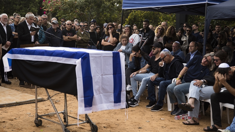 Bhí Alon Shamriz ar dhuine de thriúr giall Iosrael a lámhach arm Iosrael Dé Céadaoine, ainneoin go raibh brat bán ar iompar acu.