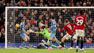 Rasmus Hojlund scores Man United's third goal against Aston Villa