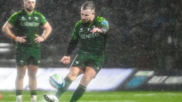JJ Hanrahan kicks a penalty