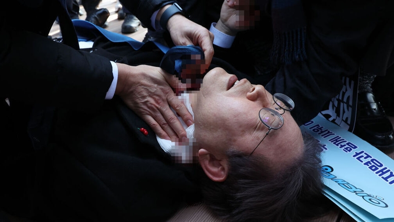 Lee Jae-myung was attacked during a visit to the construction site of an airport