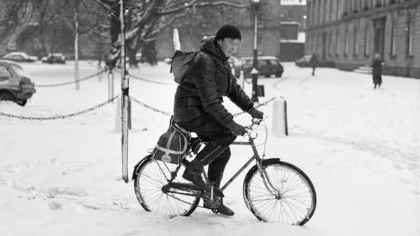 On your bike: getting through the snow in Dublin in 1985. Photo: Independent News and Media/Getty Images