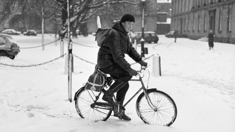 On your bike: getting through the snow in Dublin in 1985. Photo: Independent News and Media/Getty Images