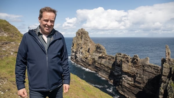 Tugann Ardal O' Hanlon cuairt ar Inis na nIontas ar TG4