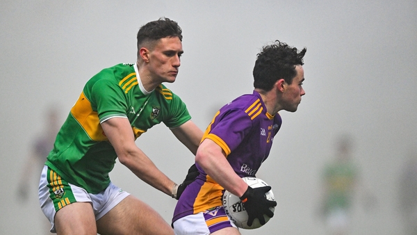 Luke Ward of Kilmacud Crokes in action against Jody McDermott of Glen