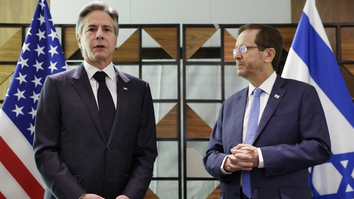 I ndiaidh dó bualadh le hUachtarán Iosrael, Isaac Herzog (ar dheis), dúirt Anthony Blinken go raibh sé ríthábhachtach go ndéanfadh fórsaí Iosrael oiread agus is féidir le líon na sibhialtach atá á marú i nGaza a choimeád chomh híseal agus is féidir.