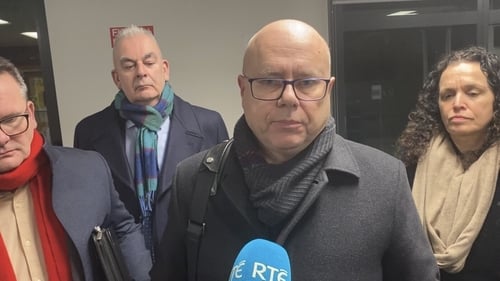 Kevin Callinan agus a chomhghleacaithe ag labhairt le RTÉ i ndiaidh na gcomhráite ar chomhaontú nua pá