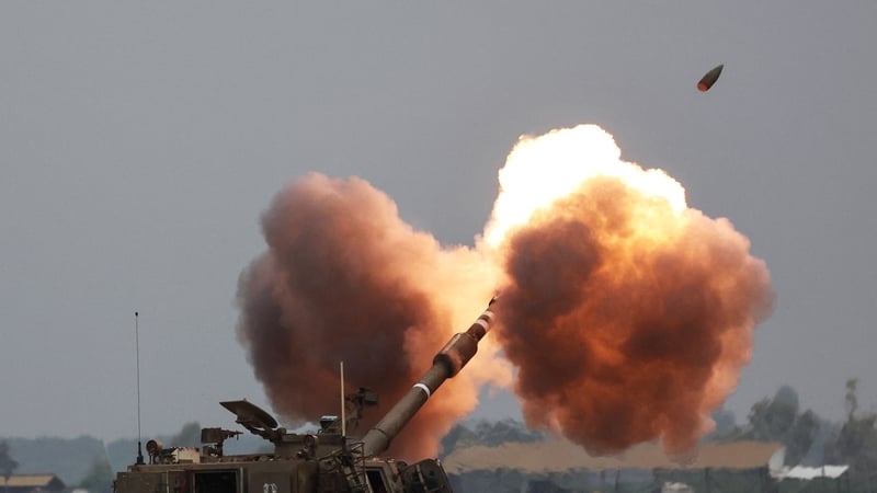 An Israeli army tank shells the Gaza Strip from the border area in southern Israel. Photo: Getty Images
