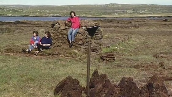 Nan, Nóra and Sarah Ghriallais (1989)