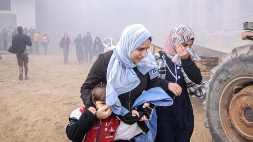 Ag teitheadh ó bhuamaí na nIosraelach, Khan Younis, Gaza, 11 Eanáir 2024