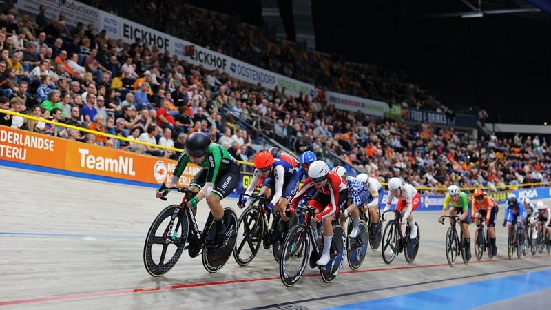The green singlet of Lara Gillespie in the arena in Apeldoorn