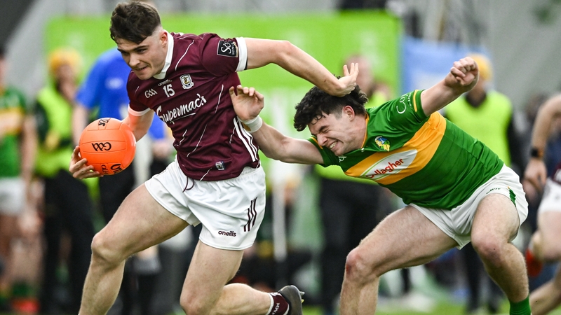Cillian Ó Curraoin breaks away from Donal Casey