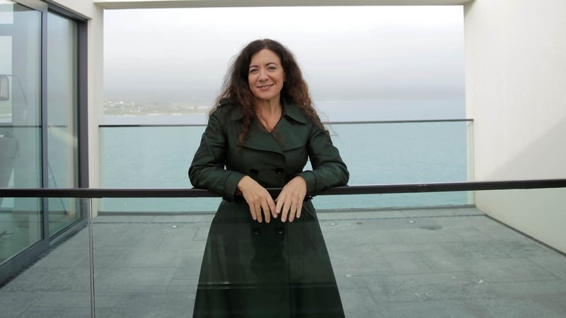 Síle Nic Chonaonaigh fronts Tithe Cois Uisce