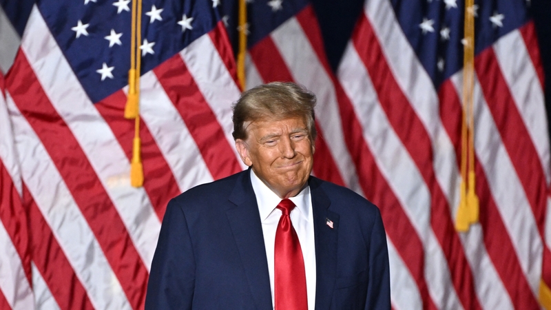 Fáthadh gáire ar Donald Trump in Des Moines, Iowa agus fáth maith aige leis