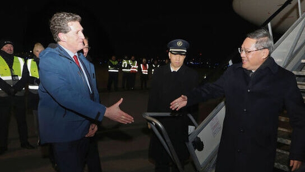 Li Qiang was welcomed at Dublin Airport by Minister for the Environment Eamon Ryan (Rolling News.ie)