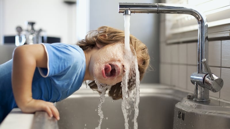 Some recent TikToks have suggested cold water causes health problems by somehow "contracting blood vessels" and "restricting digestion". Photo: Getty Images